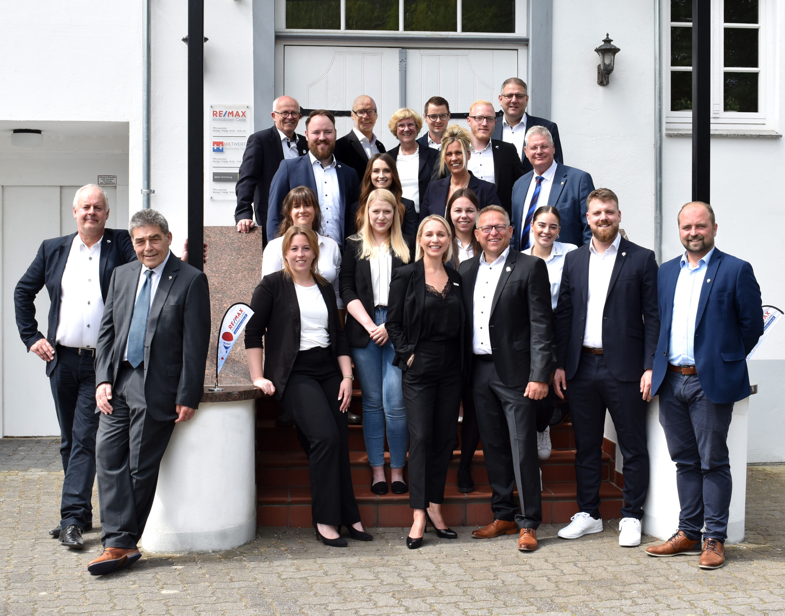 Teambild_EingangTreppe_web_07-22