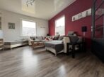 Besonderes Einfamilienhaus mit romantischem Flair und Gestaltungsfreiraum in Ahnsbeck! (NJ-6228) - Wohnzimmer 1